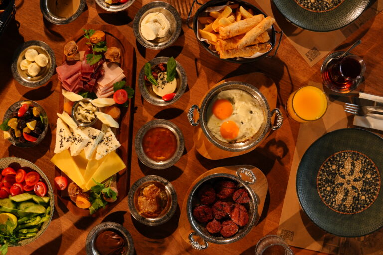 Saklı Sofra’da Doğal Serpme Kahvaltı: Lezzetin ve Huzurun Buluşması