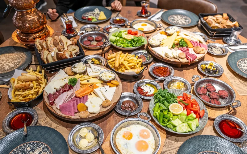 Çatalca’da çocuklu aileler için en iyi kahvaltı mekânı Lider Club. Doğayla iç içe serpme kahvaltı, çocuk oyun alanı, mini hayvanat bahçesi ve ailelere özel aktivitelerle keyifli bir gün sizi bekliyor.